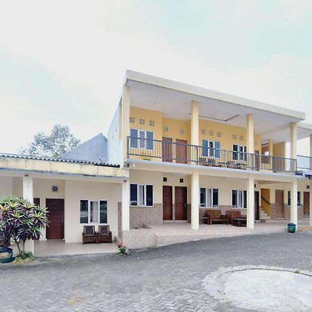 Villa Bukit Bunga Syariah Redpartner Pacet Mojokerto 外观 照片