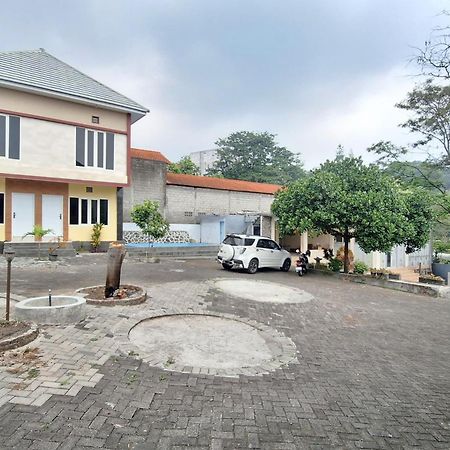 Villa Bukit Bunga Syariah Redpartner Pacet Mojokerto 外观 照片