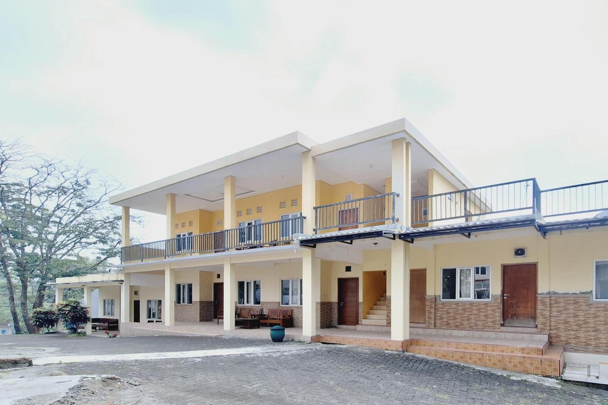 Villa Bukit Bunga Syariah Redpartner Pacet Mojokerto 外观 照片